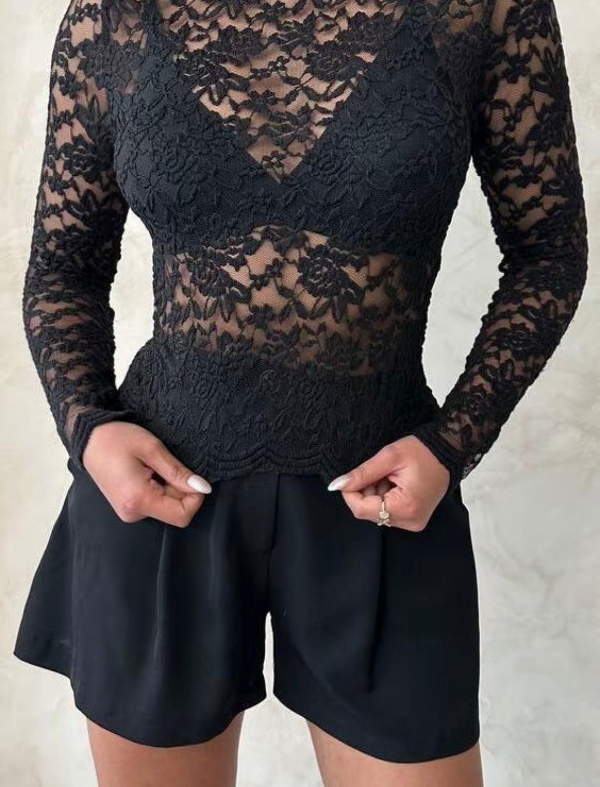 Maglia in Pizzo Nero – Eleganza Sensuale e Raffinata