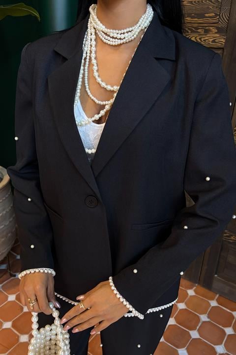 Tailleur Chic con Dettagli Gioiello