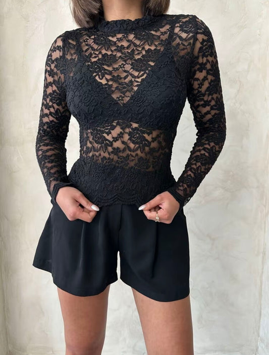 Maglia in Pizzo Nero – Eleganza Sensuale e Raffinata