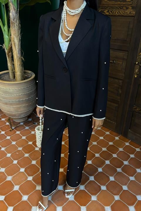 Tailleur Chic con Dettagli Gioiello