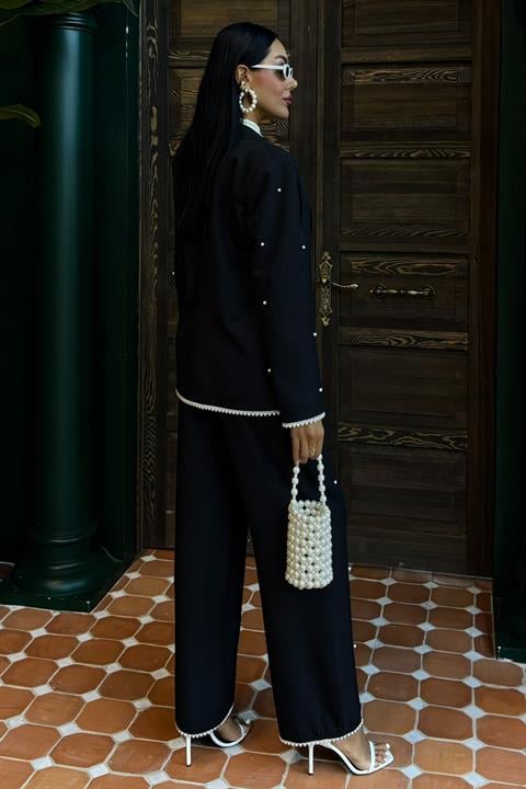 Tailleur Chic con Dettagli Gioiello