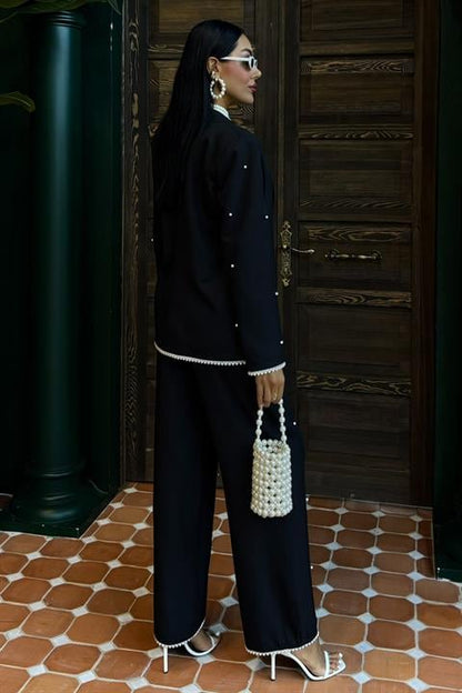 Tailleur Chic con Dettagli Gioiello