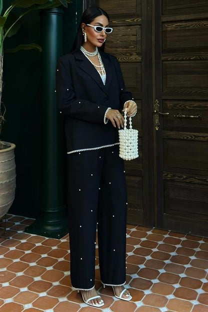 Tailleur Chic con Dettagli Gioiello