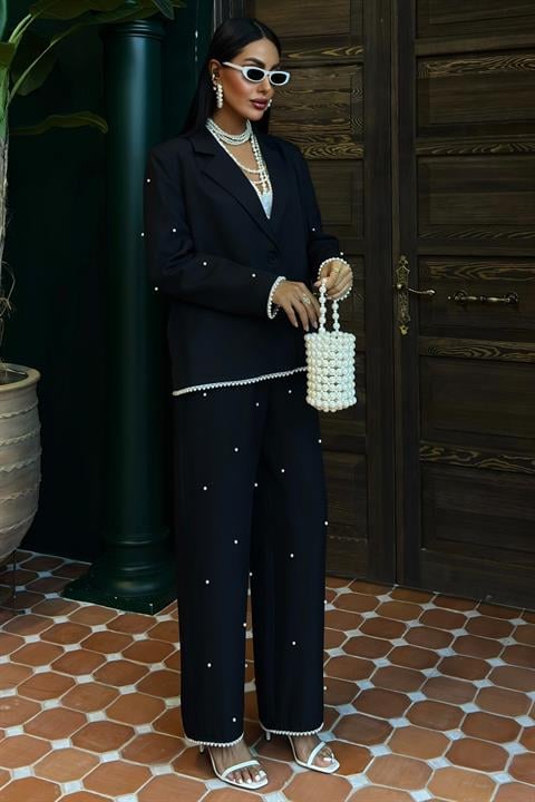Tailleur Chic con Dettagli Gioiello
